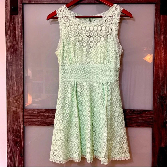 B Darlin Mini Mint Green Lace Overlay Juniors 11/12 Dress Prom/Graduation - Picture 1 of 11